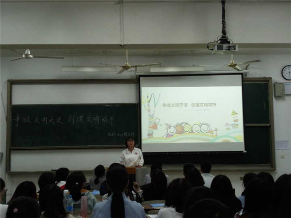 主持人简述活动内容,朱凌璇摄.jpg 主持人简述活动内容,朱凌璇摄.jpg