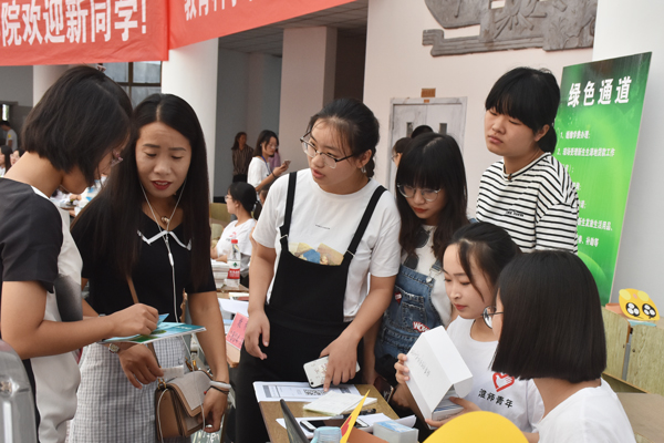 新生到班助处报道 秦润东 (2).jpg 新生到班助处报道 秦润东 (2).jpg