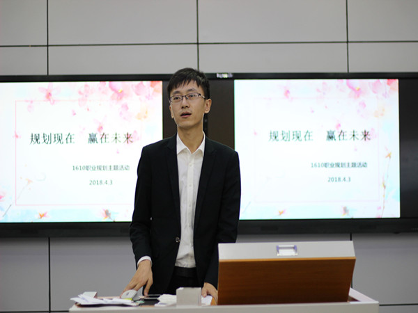 图为金淼老师点评本次活动,朱静雯摄_副本.jpg 图为金淼老师点评本次活动,朱静雯摄_副本.jpg