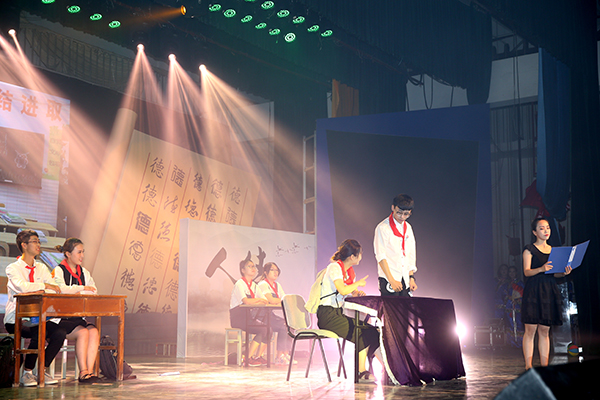 图为《人生》演出现场 记者 古月 摄1.jpg 图为《人生》演出现场 记者 古月 摄1.jpg