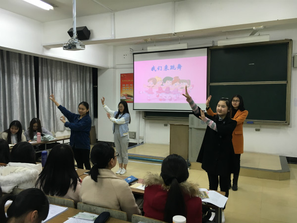 图为支部成员展示舞蹈课成果 丁澜摄_meitu_9.jpg