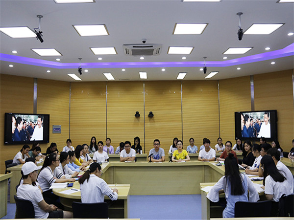 师生党员观看《厉害了,我的国》。记者 秦润东 摄.jpg