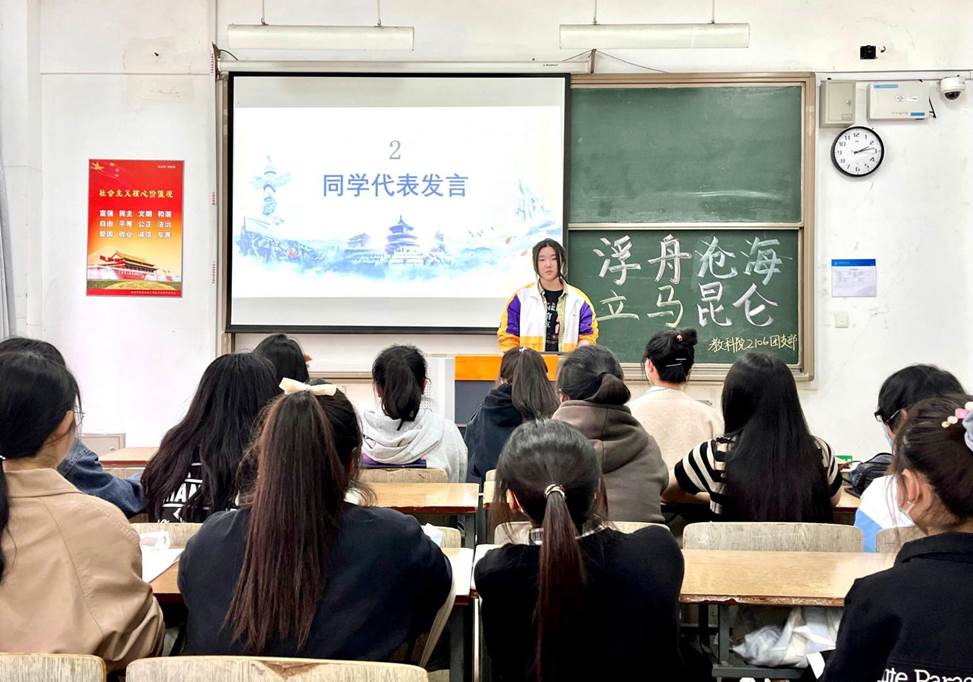 图为“母轶蕾在讲述青年楷模事迹”,史文欣摄 图为“母轶蕾在讲述青年楷模事迹”,史文欣摄