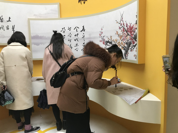 图为同学们参观周恩来纪念馆 (4)_meitu_5.jpg