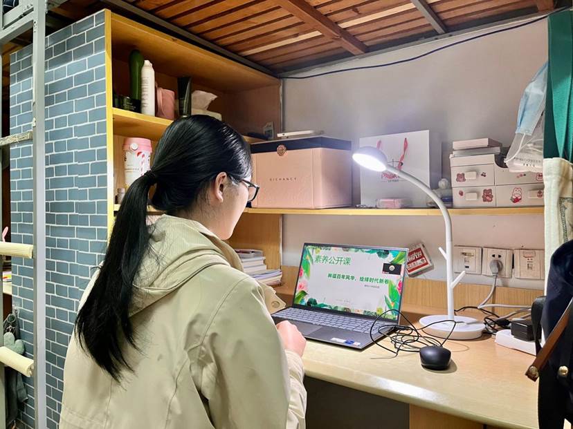 图为“单煜瑶在开展素养公开课”,史文欣摄 图为“单煜瑶在开展素养公开课”,史文欣摄