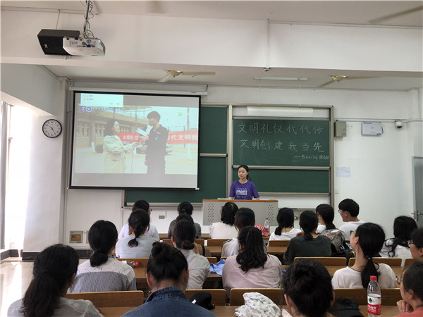 图为全班一起观看关于文明礼仪的采访视频,邓明煜摄.jpg 图为全班一起观看关于文明礼仪的采访视频,邓明煜摄.jpg