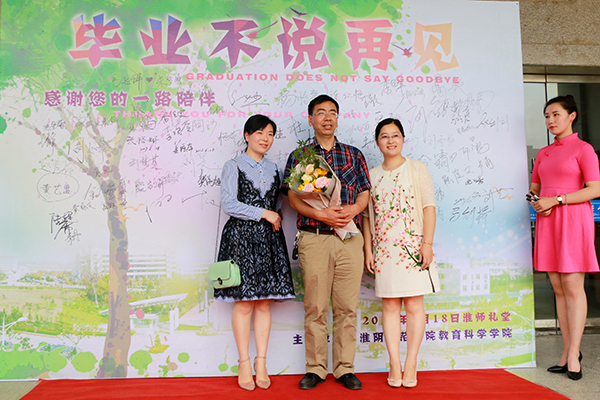 图为返校员工在签名墙前签名、留影 记者 丁铭晔 摄 (3).JPG 图为返校员工在签名墙前签名、留影 记者 丁铭晔 摄 (3).JPG
