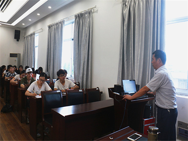 党委书记周友士为员工党员上专题党课。记者 茆星月摄.jpg