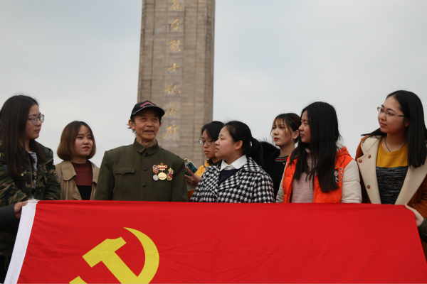 图为革命老兵为员工党员讲述抗战故事。记者 戴云 摄.jpg