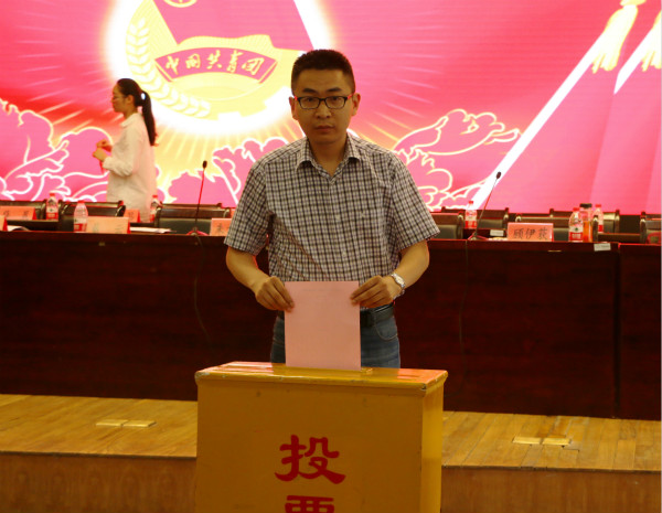 2017年6月1号今年会换届大会 张舒婷6_meitu_5.jpg