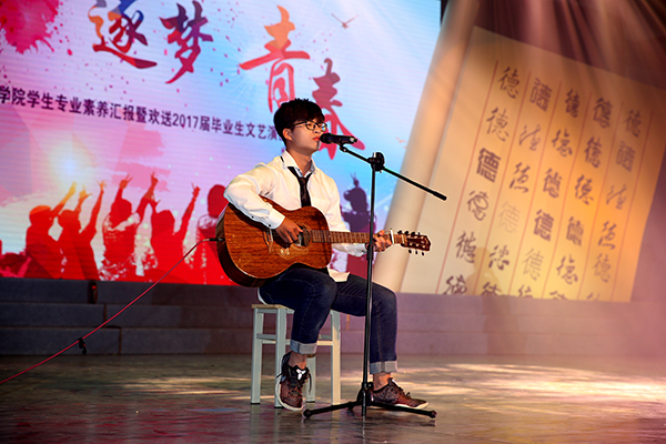 图为教科版《成都》演出现场 记者 古月 摄1.jpg 图为教科版《成都》演出现场 记者 古月 摄1.jpg