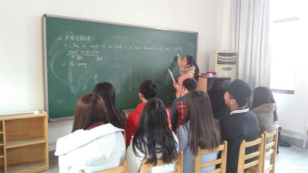 图为卢静同学给大家讲解句型.jpg 图为卢静同学给大家讲解句型.jpg