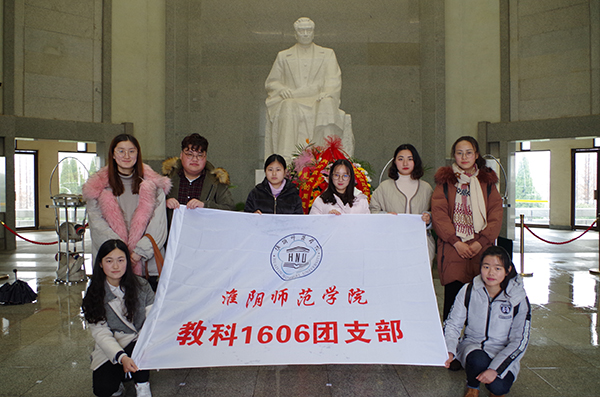 图为同学们参观周恩来纪念馆 (3).JPG