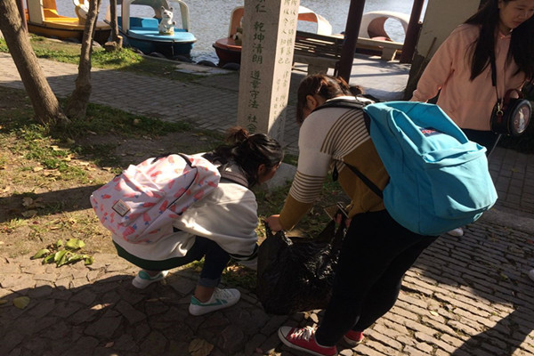 图为''支部成员在勺湖公园捡拾垃圾'',薛宇摄_副本.jpg