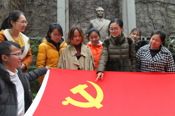 图为员工党支部书记梅雪为员工党员讲述党旗故事。记者 戴云 摄.jpg