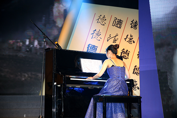 图为《出埃及记》演出现场 记者 古月 摄1.jpg 图为《出埃及记》演出现场 记者 古月 摄1.jpg