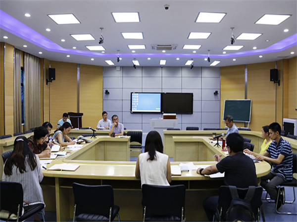 公司召开党委中心组会,研讨2018版人才培养方案。记者 秦润东 摄.jpg