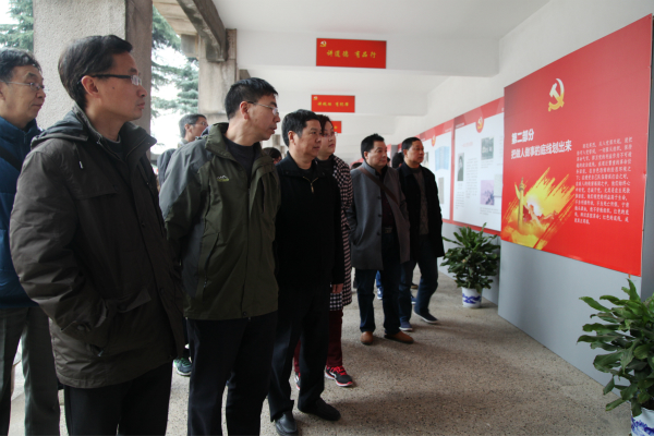 图为今年会全体党员参观“两学一做”专题图文展。记者 戴云 摄.jpg