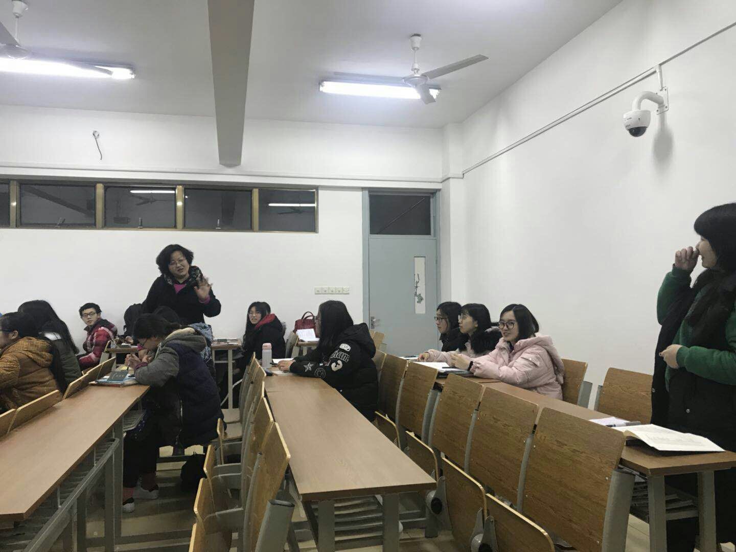 图为“班主任与同学交流分享感想”,杨怡琳摄.jpg 图为“班主任与同学交流分享感想”,杨怡琳摄.jpg