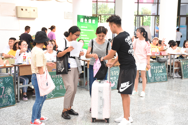 志愿者为新生搬运行李带领他们去宿舍 张乐.jpg 志愿者为新生搬运行李带领他们去宿舍 张乐.jpg