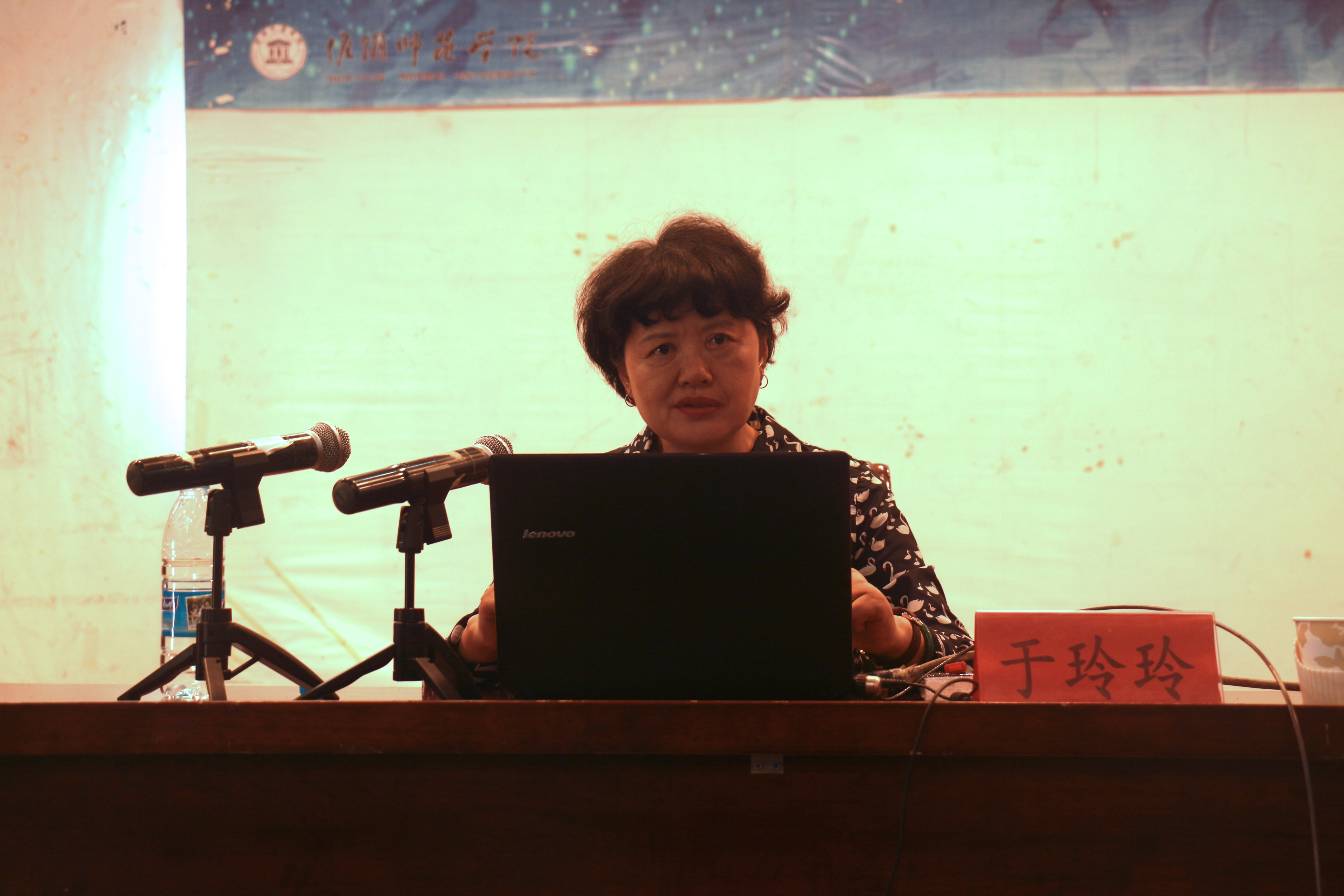 图为于玲玲为新生作心理健康教育讲座.JPG 图为于玲玲为新生作心理健康教育讲座.JPG