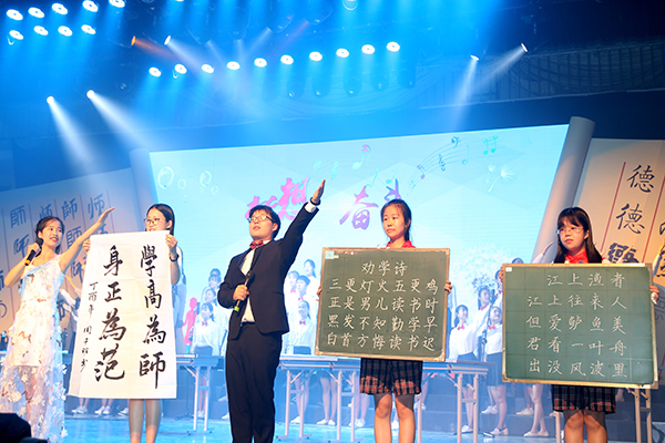 图为《梦想与奋斗》演出现场 记者 古月 摄1.jpg 图为《梦想与奋斗》演出现场 记者 古月 摄1.jpg