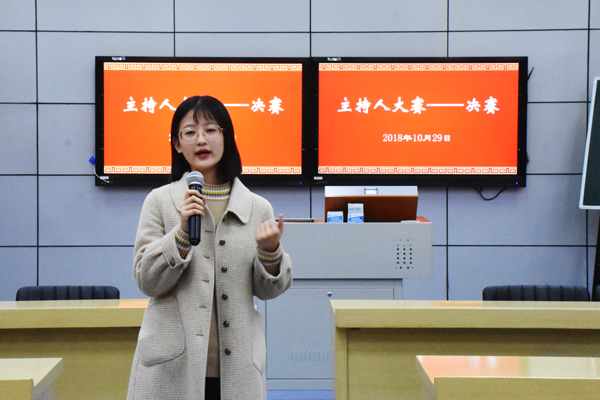 10.29主持人挑战大赛决赛初遇淮师环节 张乐摄.jpg