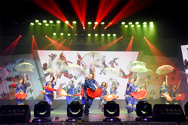 图为《美丽的大脚》演出现场 记者 张舒婷 摄1.jpg 图为《美丽的大脚》演出现场 记者 张舒婷 摄1.jpg