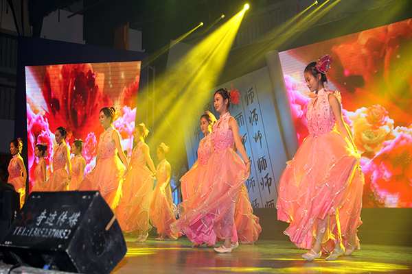 图为《盛世欢歌》演出现场 记者 古月 摄1.jpg 图为《盛世欢歌》演出现场 记者 古月 摄1.jpg