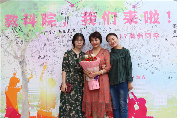 班主任新生合影 张舒婷.jpg 班主任新生合影 张舒婷.jpg