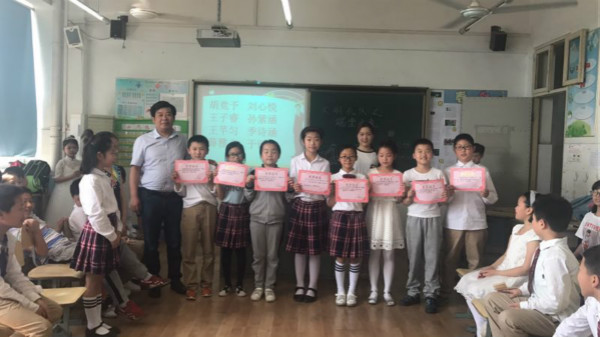 图为吉咸乐老师为员工颁奖_meitu_3.jpg 图为吉咸乐老师为员工颁奖_meitu_3.jpg