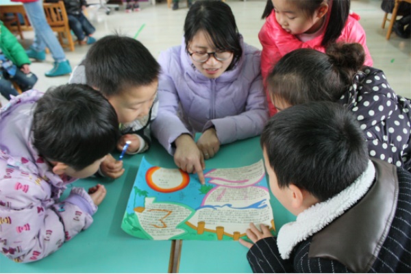 图为陪幼儿玩游戏 记者 朱欣欣 摄.jpg 图为陪幼儿玩游戏 记者 朱欣欣 摄.jpg