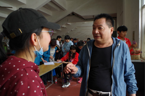 5月6日教职工运动会子吕品(采访王聿泼老师)1_meitu_1.jpg 5月6日教职工运动会子吕品(采访王聿泼老师)1_meitu_1.jpg